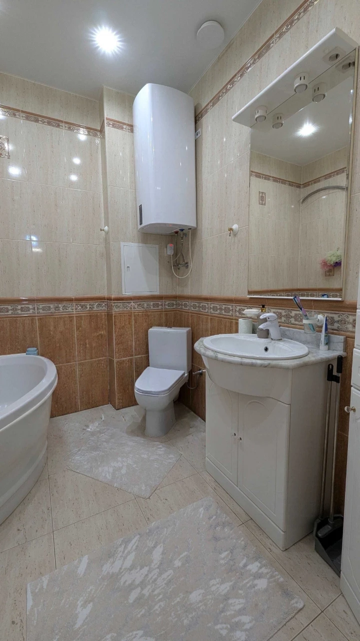 бульвар Верховної Ради, 13// 2-к квартира в сталінці 58 м²//