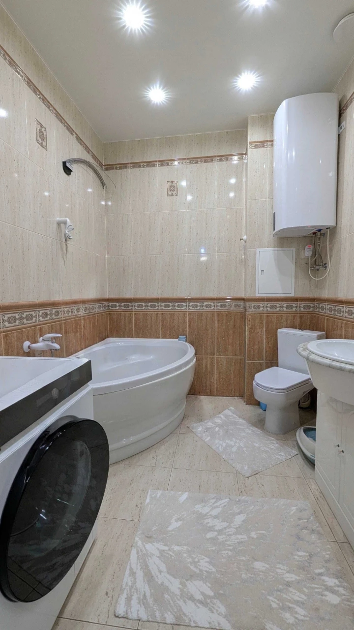 бульвар Верховної Ради, 13// 2-к квартира в сталінці 58 м²//