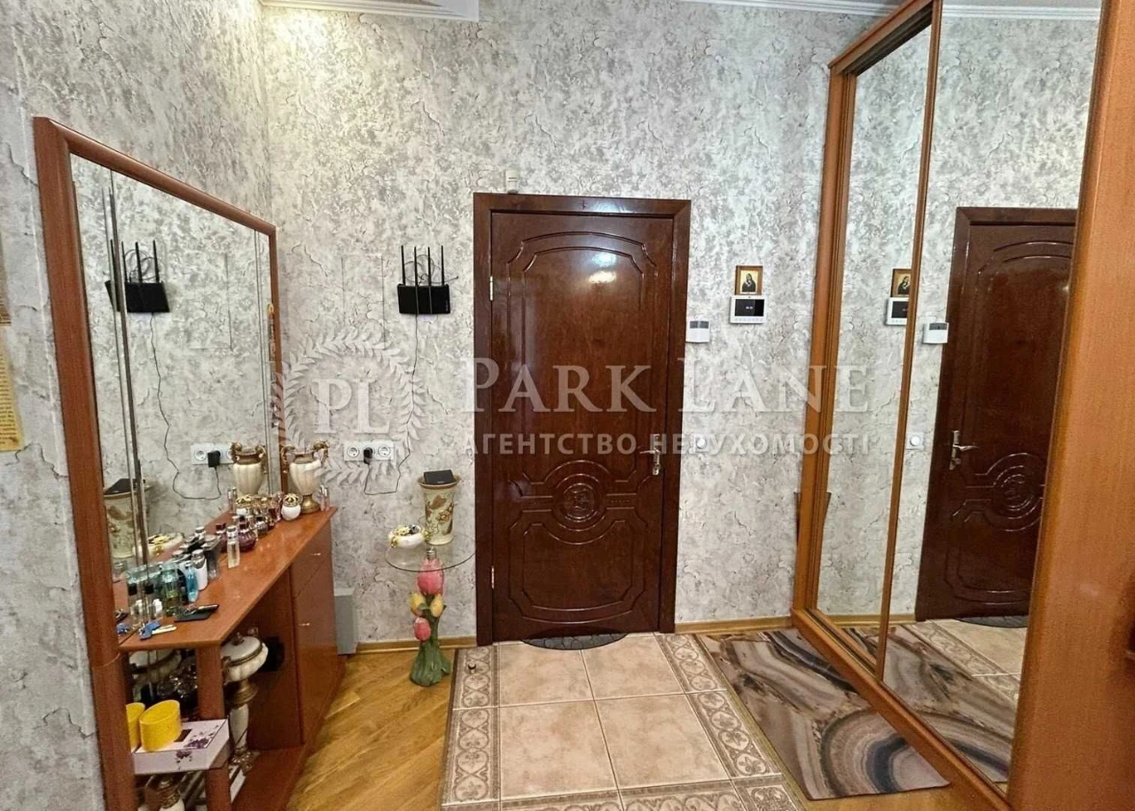 бульвар Верховної Ради, 13// 2-к квартира в сталінці 58 м²//