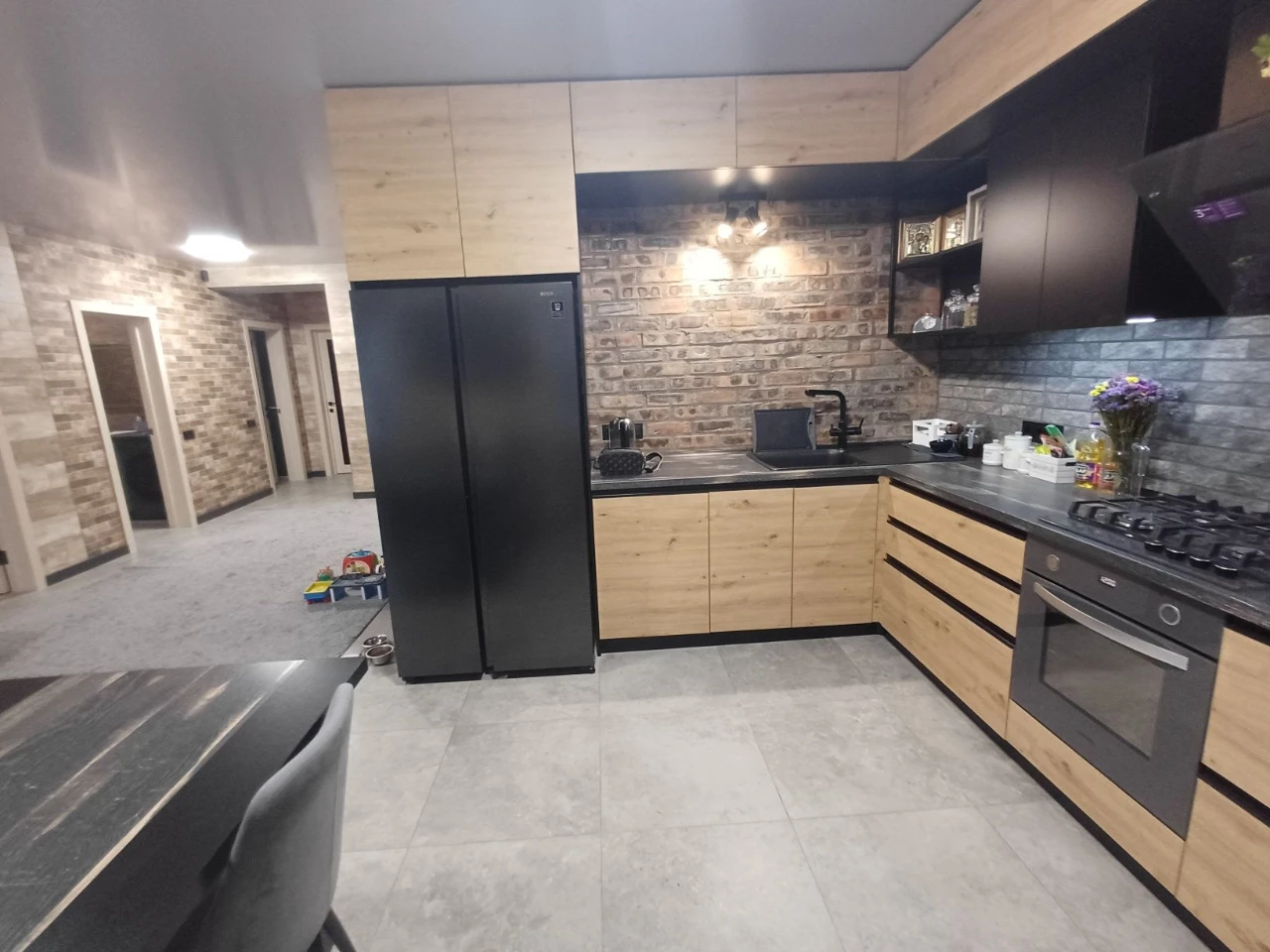 Продам гарну простопу квартиру з новим ремонтом, меблями, 90