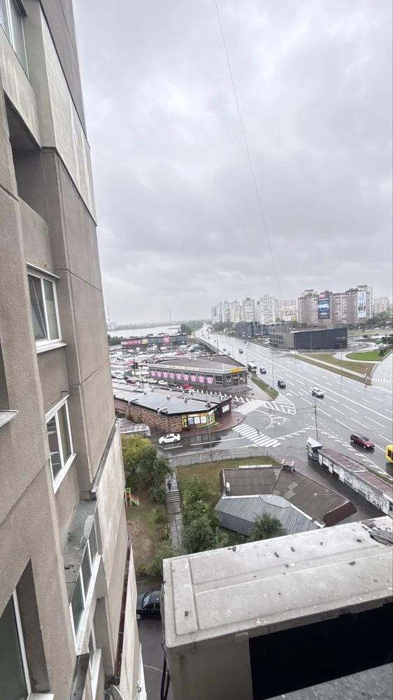 Без комісії! 3-х кім квартра Біля Метро 2хв вул. Братства та
