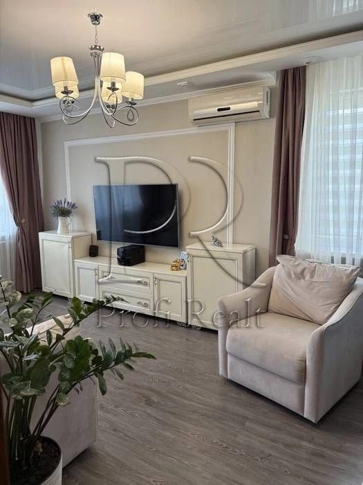 Продаж 3-кімнатної квартири з ремонтом на Вацлава Гавела, 38