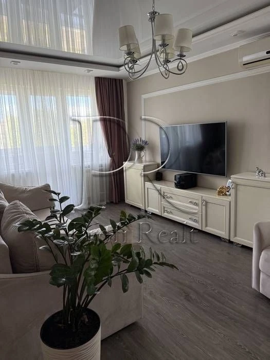 Продаж 3-кімнатної квартири з ремонтом на Вацлава Гавела, 38