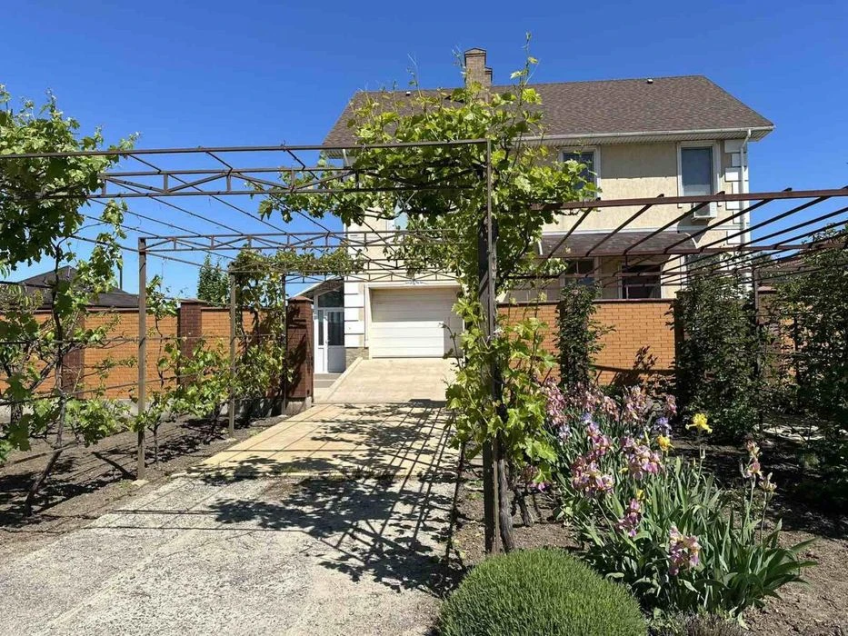 Red brick house for sale, basement, swimming pool, Sauvignon