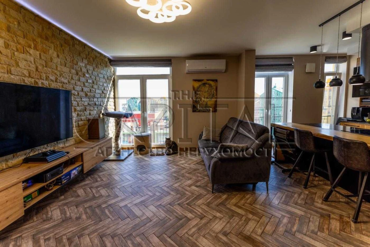 Продаж просторої квартири 86 м² у ЖК «Комфорт Таун» з критим