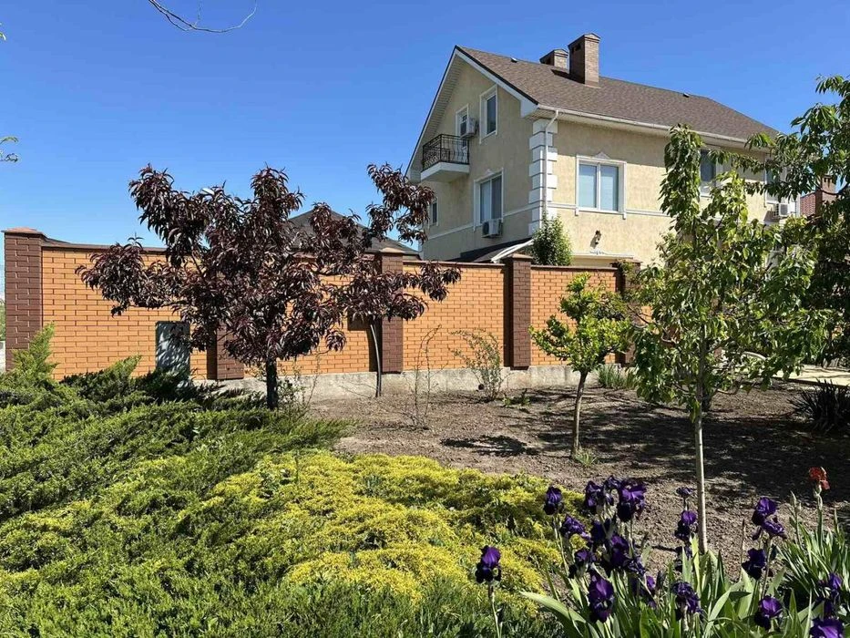 Red brick house for sale, basement, swimming pool, Sauvignon
