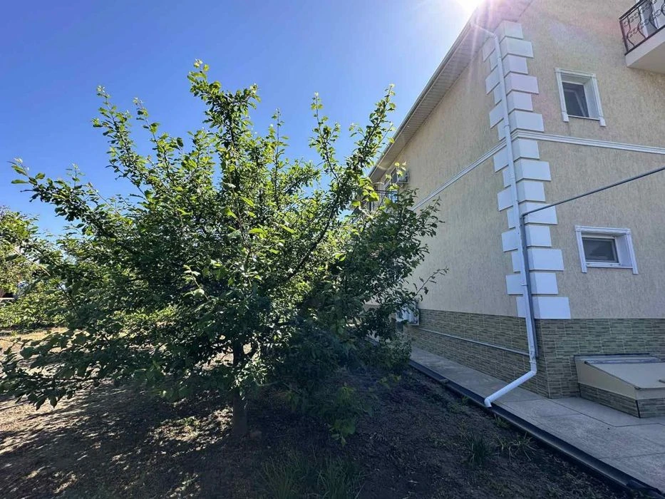 Red brick house for sale, basement, swimming pool, Sauvignon