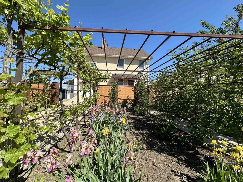 Red brick house for sale, basement, swimming pool, Sauvignon