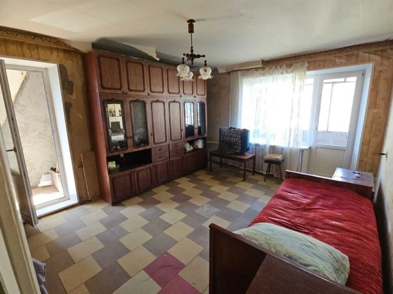 Продам 1 кімнатну квартиру Мініна, внизу пр. Поля (Кірова)