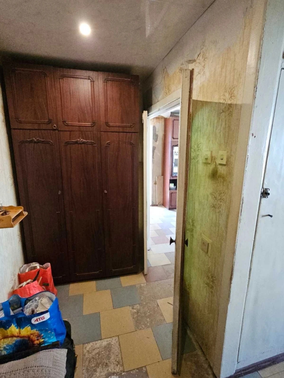 Продам 1 кімнатну квартиру Мініна, внизу пр. Поля (Кірова)