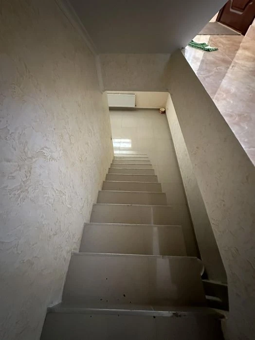 Red brick house for sale, basement, swimming pool, Sauvignon