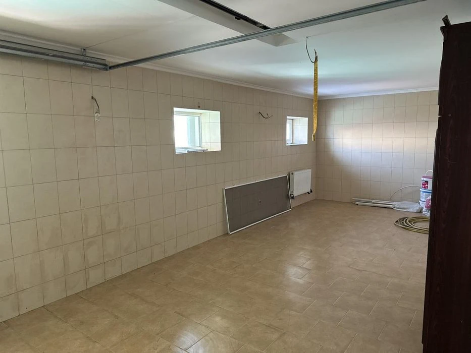 Red brick house for sale, basement, swimming pool, Sauvignon