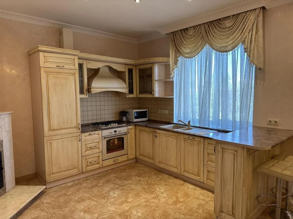 Red brick house for sale, basement, swimming pool, Sauvignon
