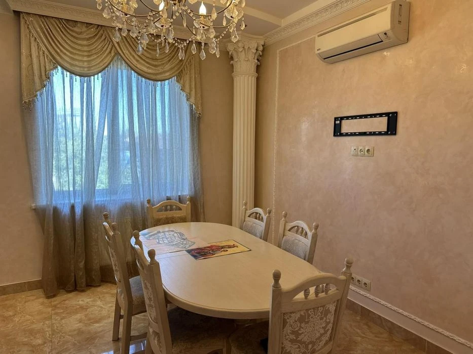 Red brick house for sale, basement, swimming pool, Sauvignon