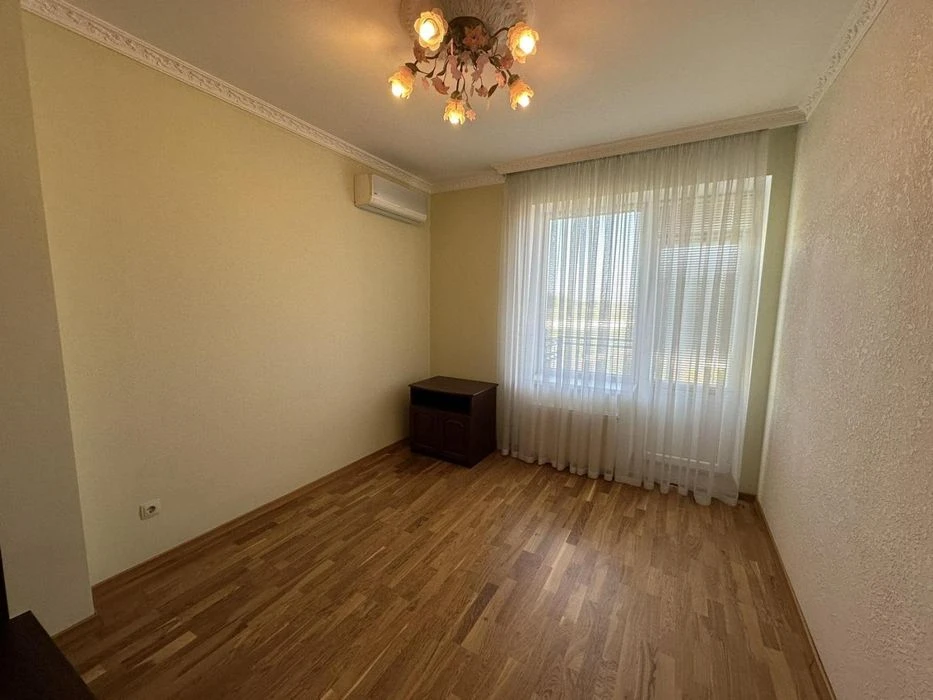 Red brick house for sale, basement, swimming pool, Sauvignon