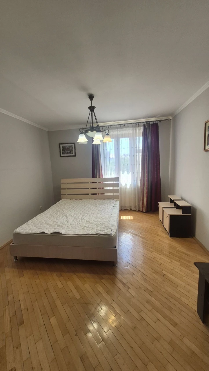 Продається готова до проживання 3 кімнатна квартира.
В центр