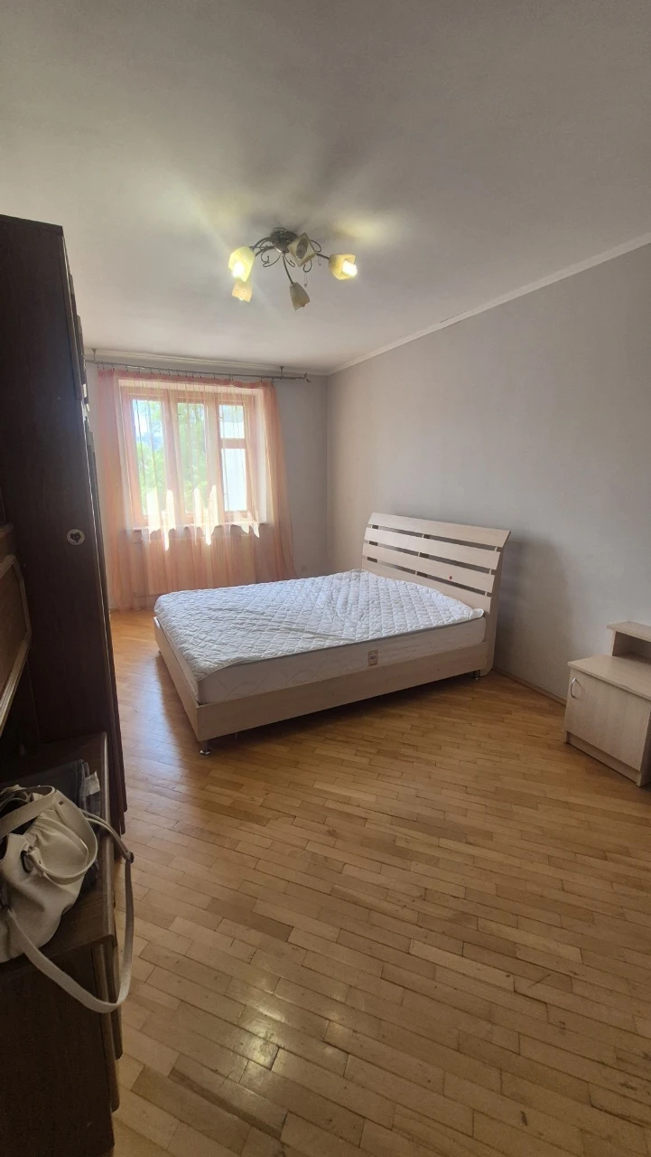 Продається готова до проживання 3 кімнатна квартира.
В центр