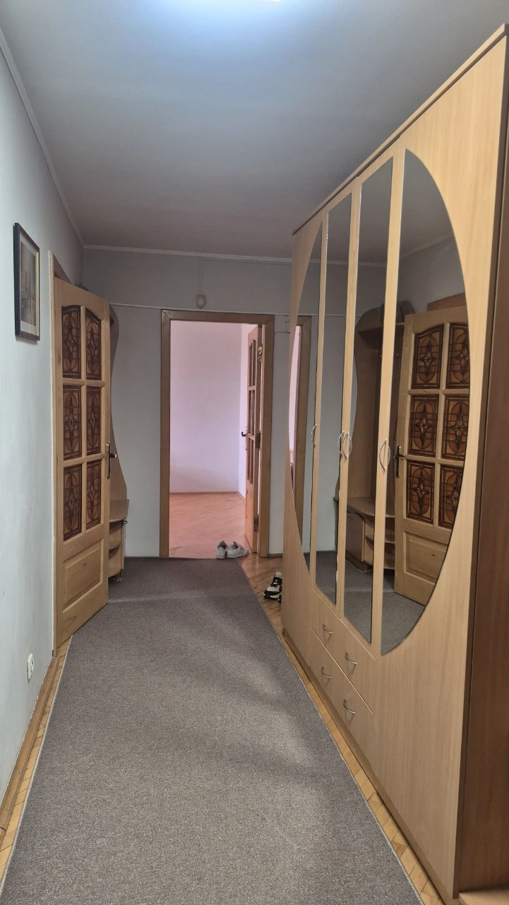Продається готова до проживання 3 кімнатна квартира.
В центр