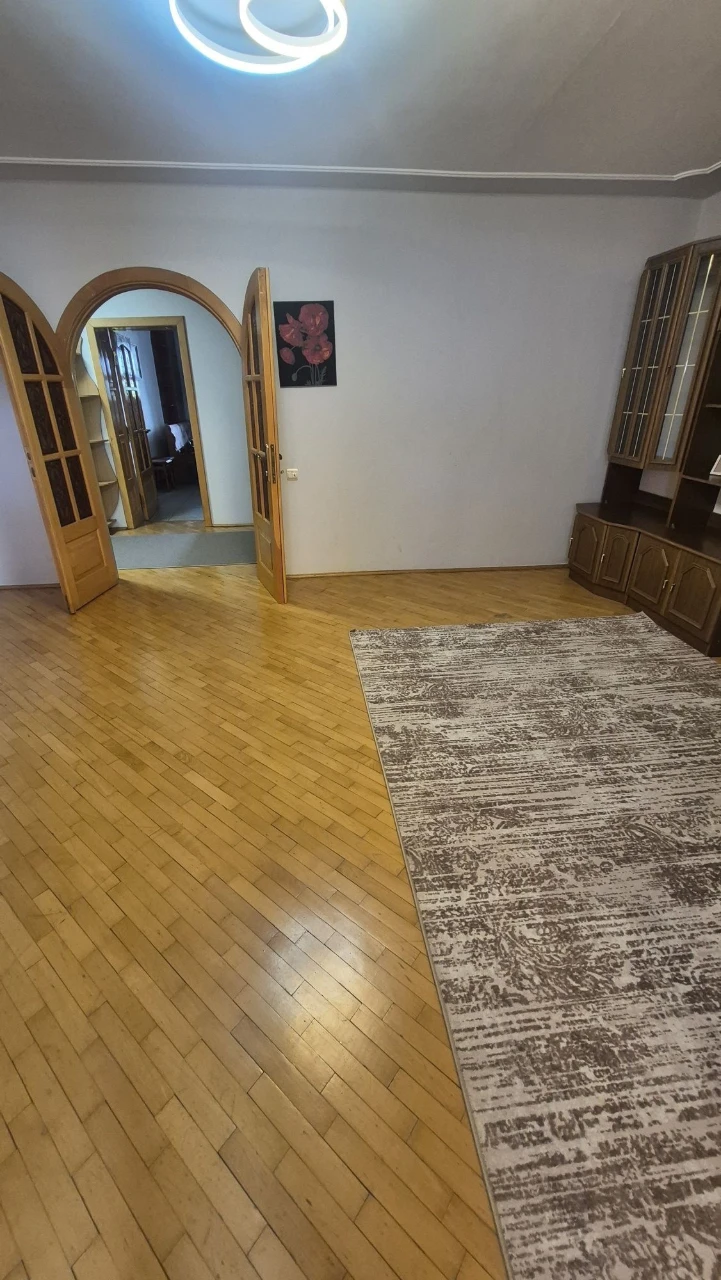 Продається готова до проживання 3 кімнатна квартира.
В центр