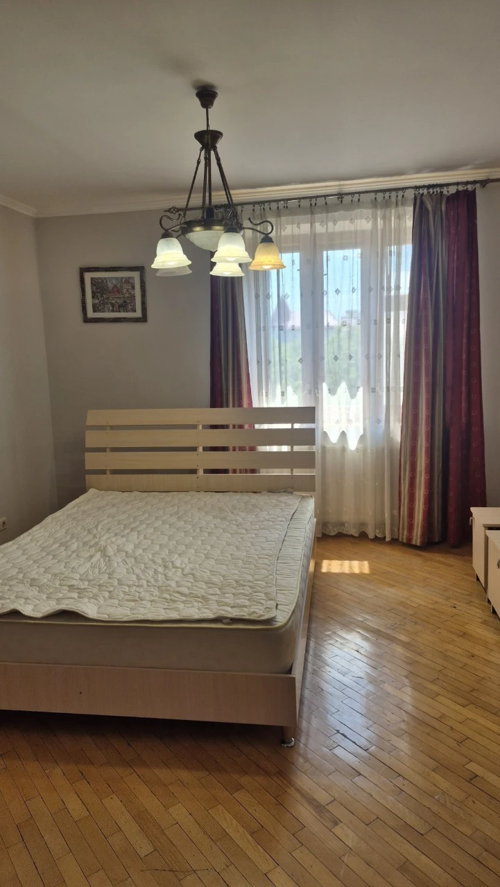 Продається готова до проживання 3 кімнатна квартира.
В центр