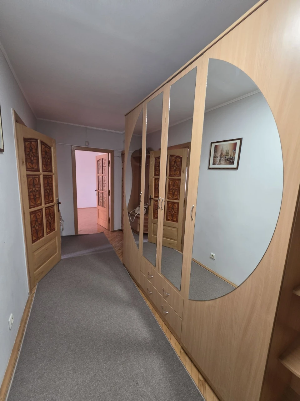 Продається готова до проживання 3 кімнатна квартира.
В центр