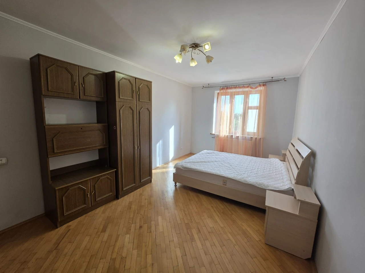 Продається готова до проживання 3 кімнатна квартира.
В центр