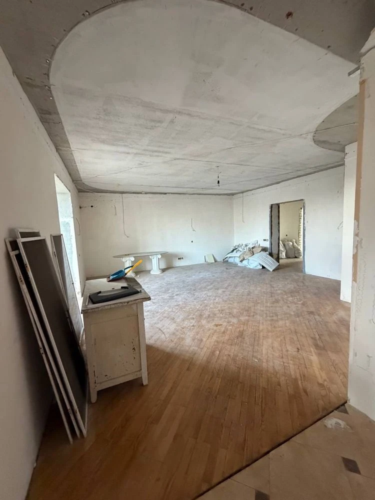 В продажу 4 к к - студія на вул. Садовій в Новобудові , 160