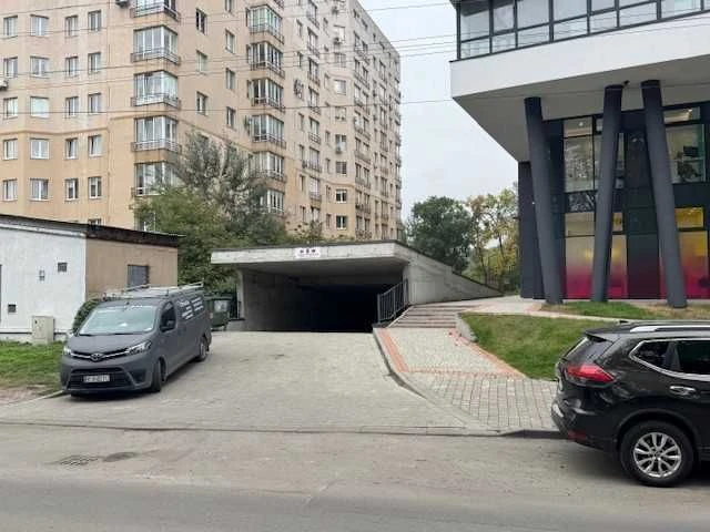 Продам ПАРКОМІСЦЕ вул.Лінкольна, 4
