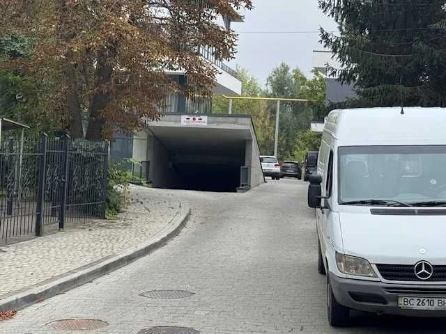 Продам ПАРКОМІСЦЕ вул.Лінкольна, 4