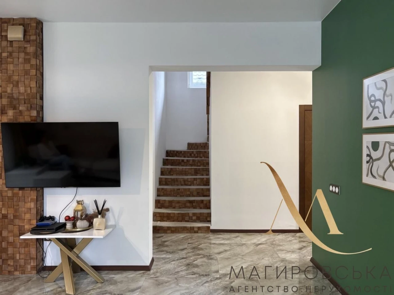 Продаж будинку з дизайнерським ремонтом, ділянкою 5 соток бі