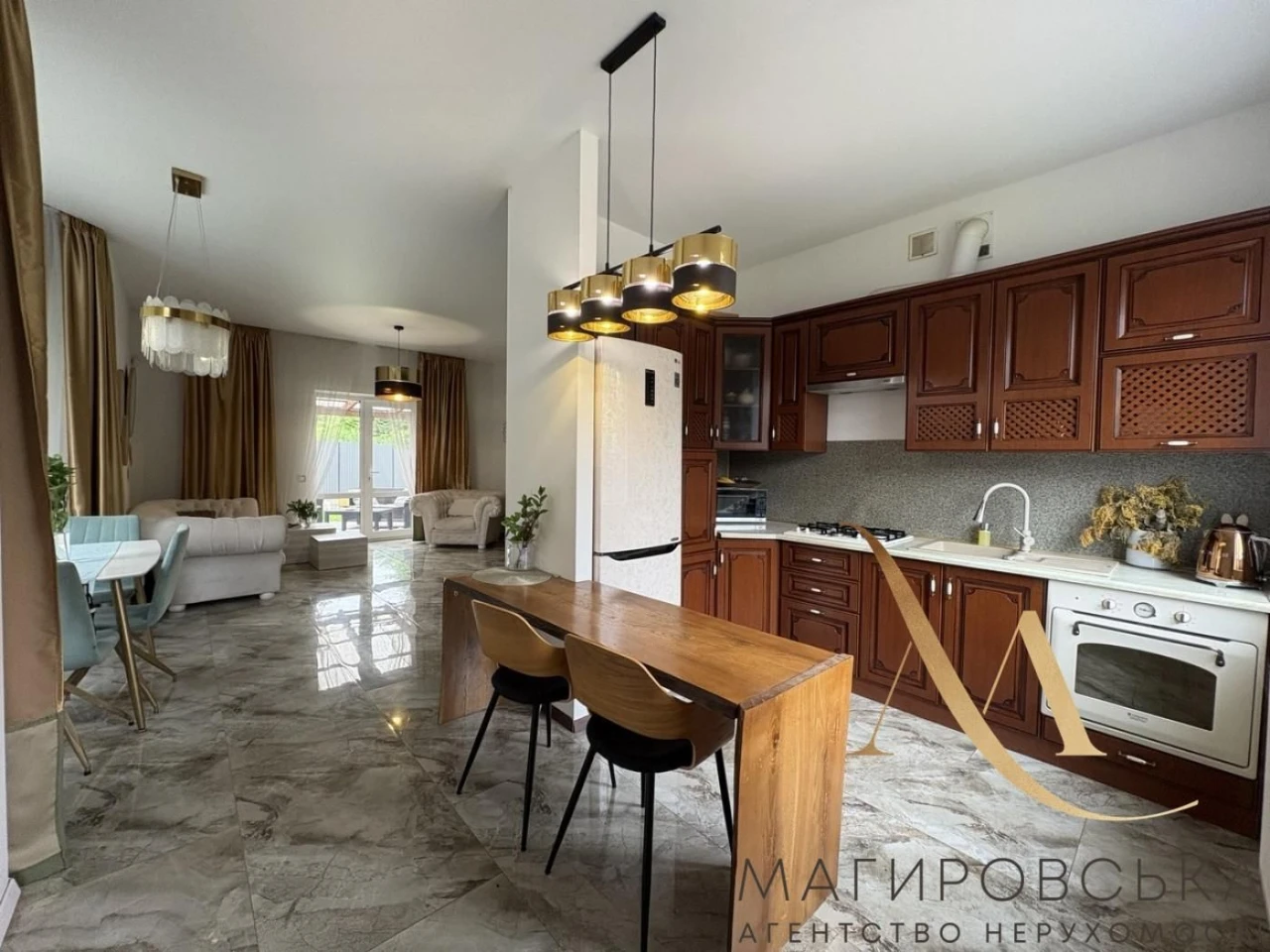 Продаж будинку з дизайнерським ремонтом, ділянкою 5 соток бі