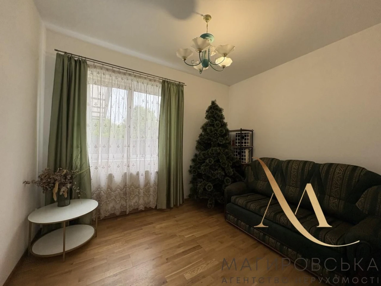 Продаж будинку з дизайнерським ремонтом, ділянкою 5 соток бі