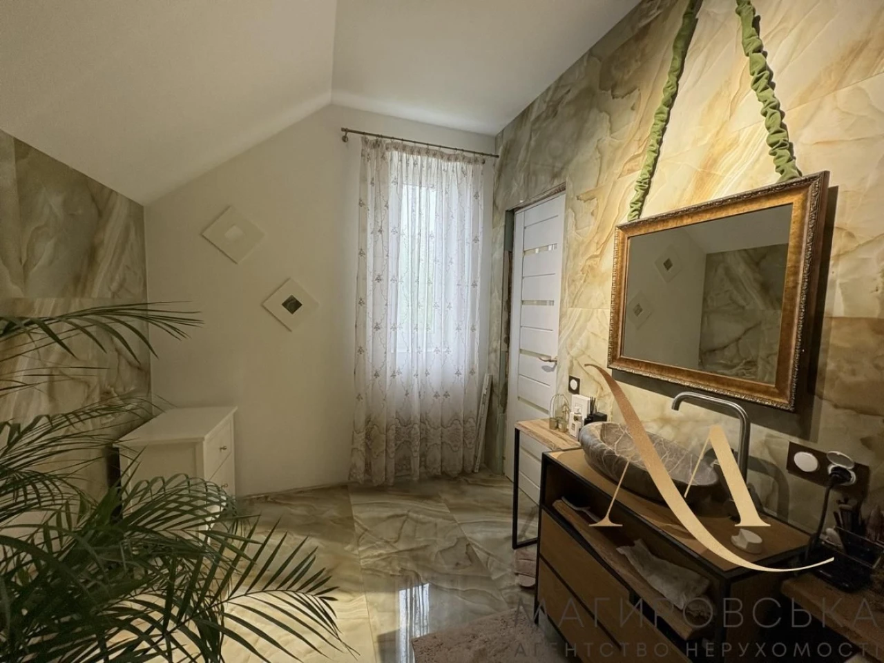 Продаж будинку з дизайнерським ремонтом, ділянкою 5 соток бі