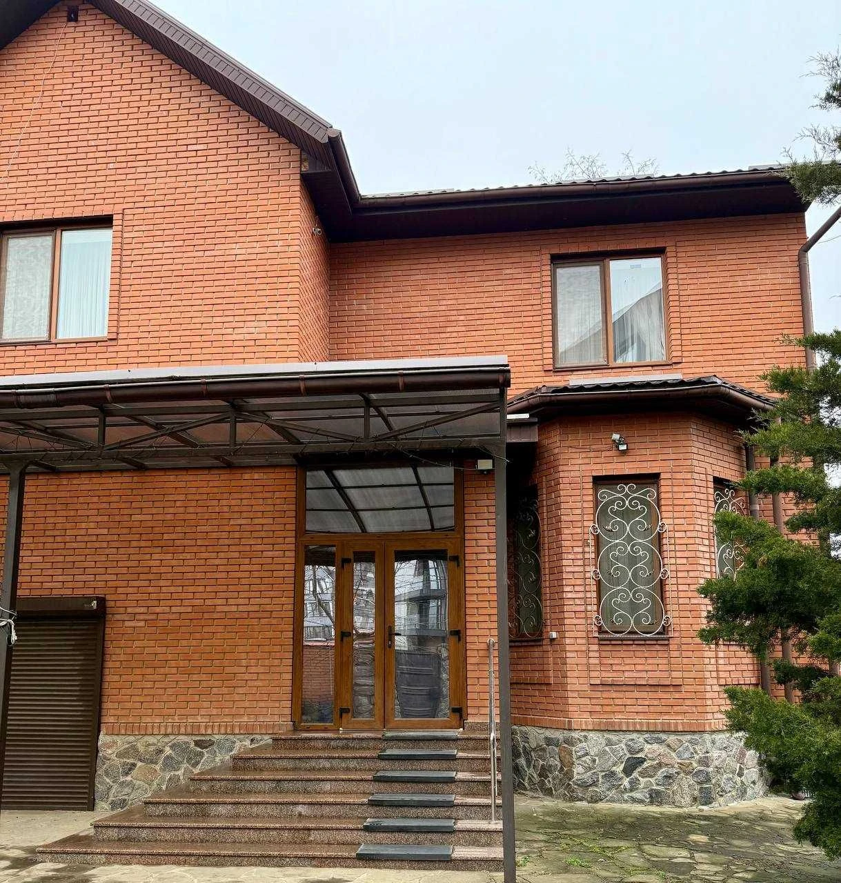 Власник Продам котедж 2-х поверх.,10 соток , бомбосховище, б