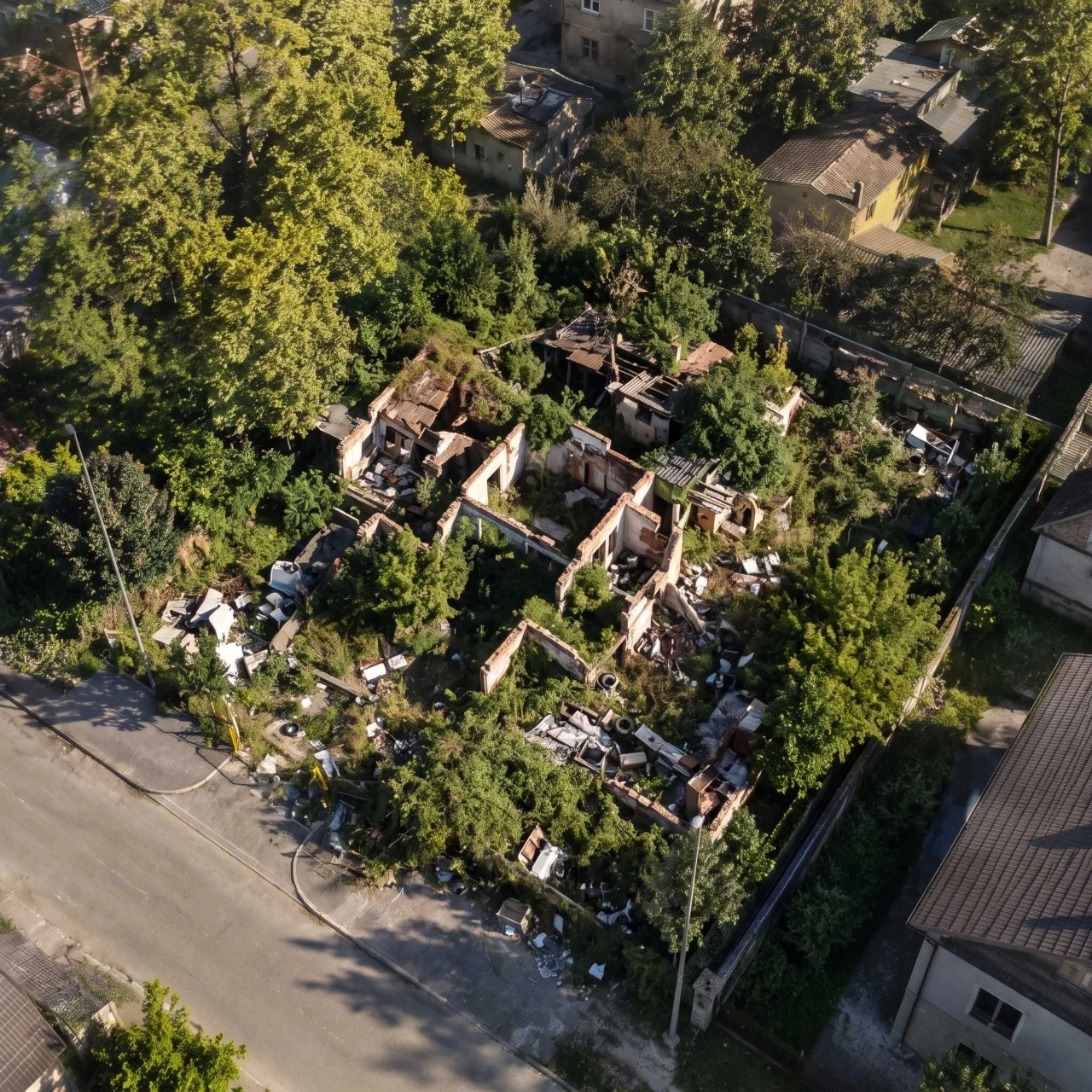 Продаж ніпівздемонтованого дому на земельній ділянці 10 сото