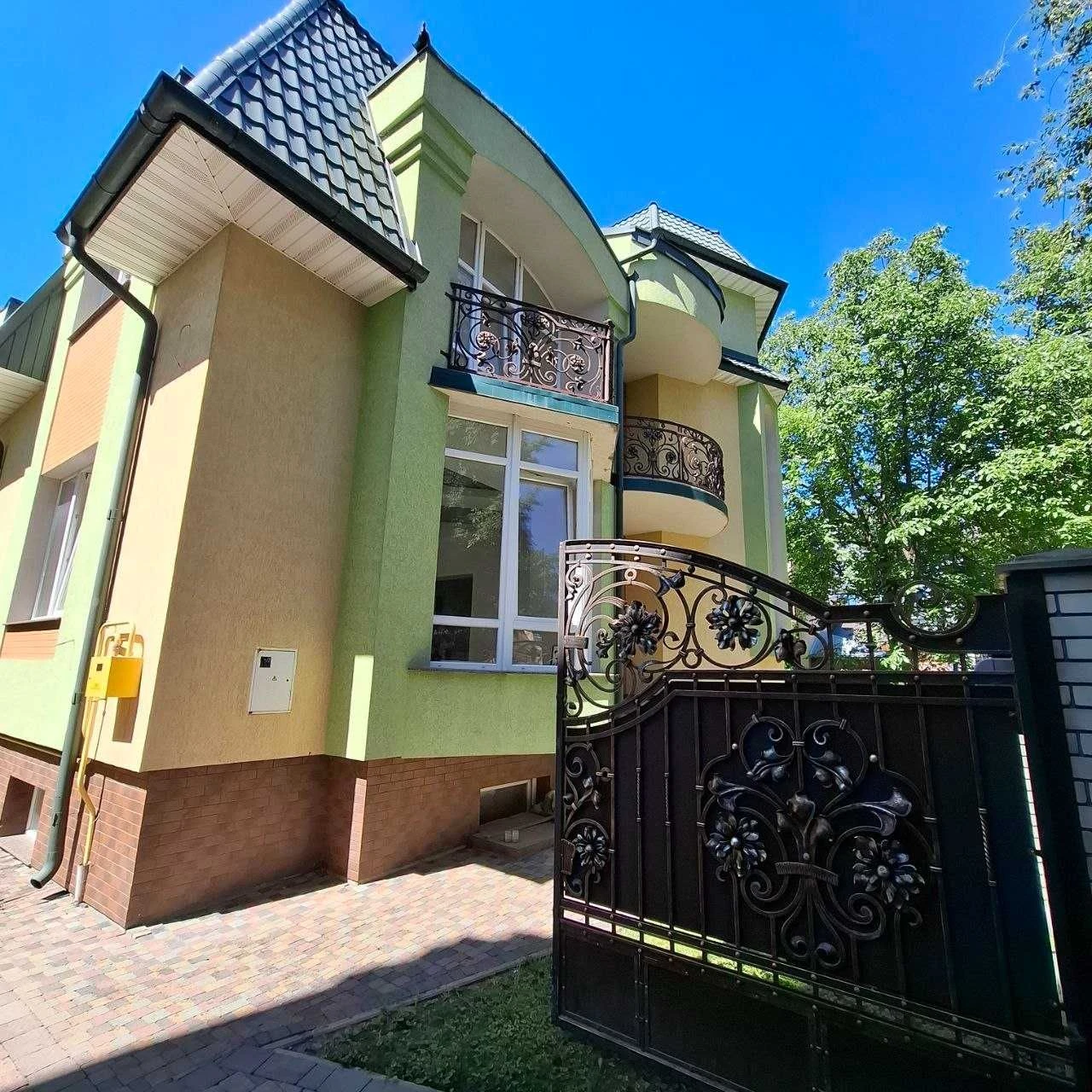 Будинок центр поруч парку ім. Т. Шевченка (вул. Матейки) зем