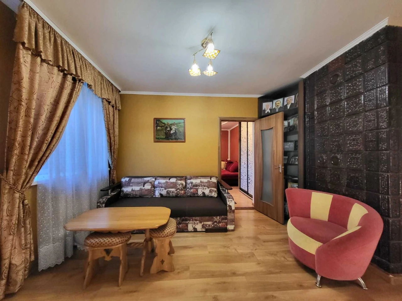 Продаж будинку з банькою, літньою бесідкою, гаражем, площею