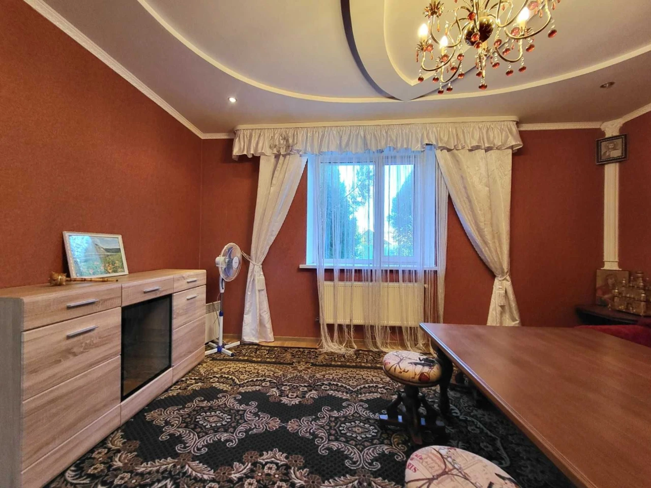 Продаж будинку з банькою, літньою бесідкою, гаражем, площею