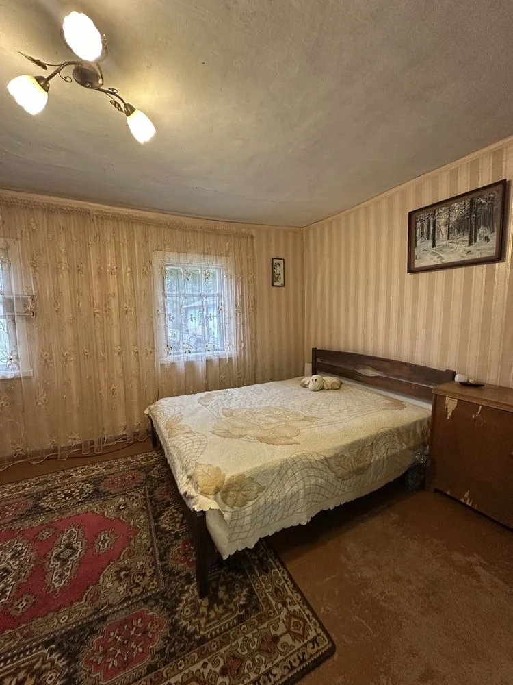 Будинок поруч зі ставком