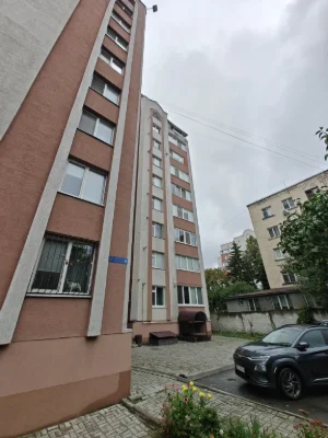 Продаю квартиру. Проспект Злуки. Сира. Під першим поверхом