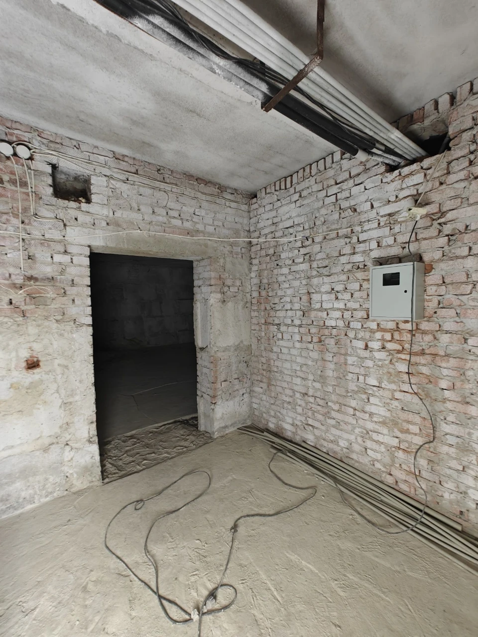 Продаю квартиру. Проспект Злуки. Сира. Під першим поверхом