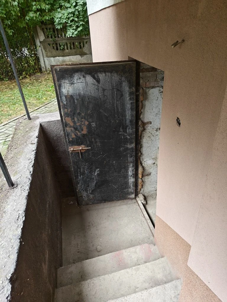 Продаю квартиру. Проспект Злуки. Сира. Під першим поверхом