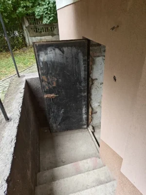 Продаю квартиру. Проспект Злуки. Сира. Під першим поверхом