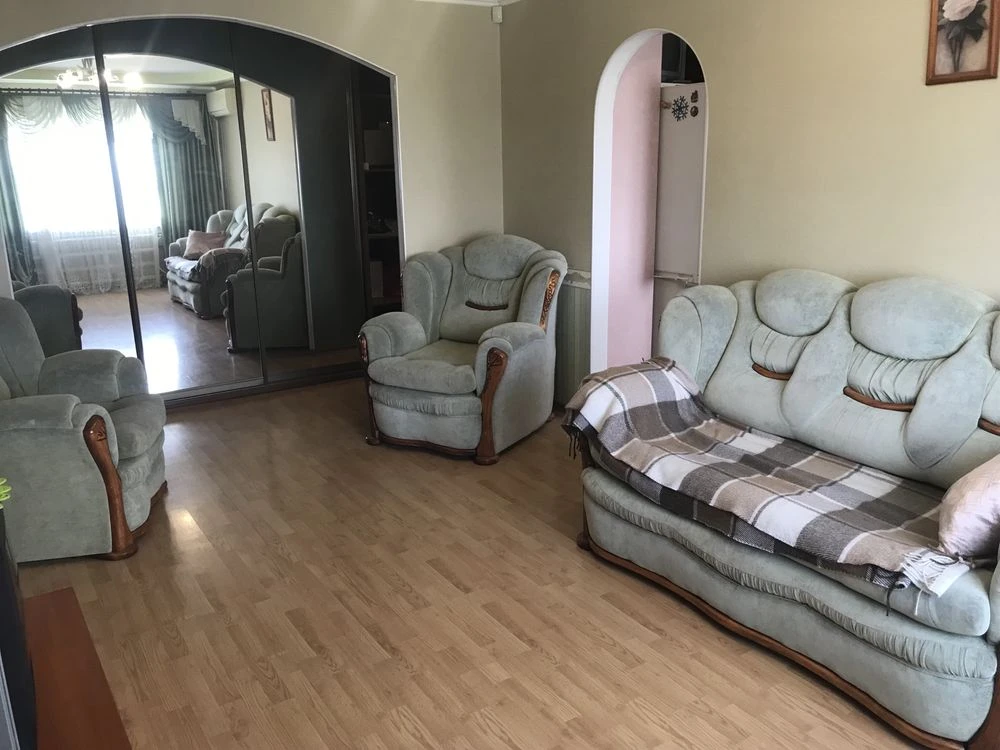 Продаж квартири 3к мебльована