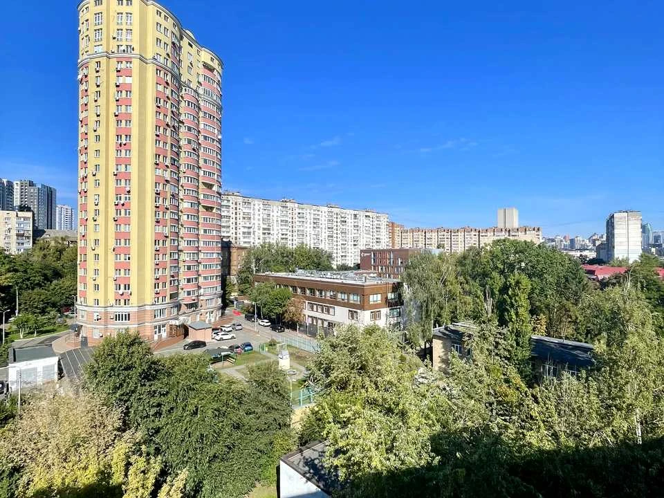 Квартира. Київ, Голосіївська вул.