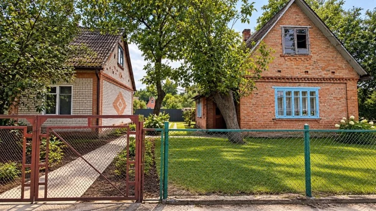 Продаж Будинків. 8 соток . РІВНА ДІЛЯНКА. Поруч ліс і річка.