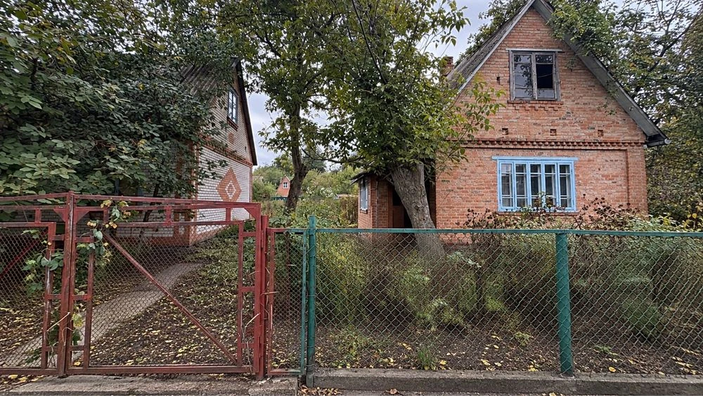 Продаж Будинків. 8 соток . РІВНА ДІЛЯНКА. Поруч ліс і річка.