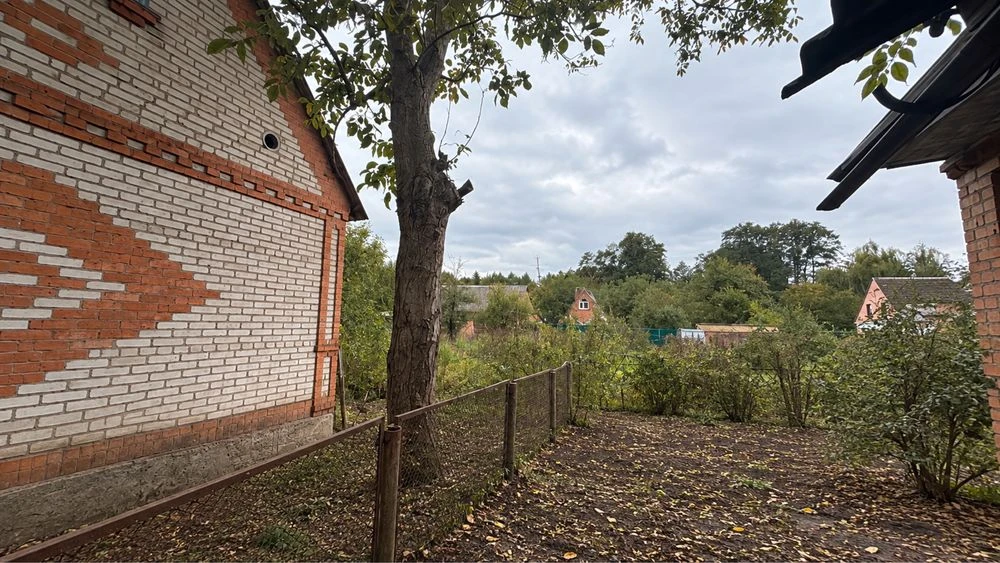 Продаж Будинків. 8 соток . РІВНА ДІЛЯНКА. Поруч ліс і річка.