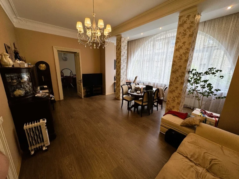 Продаж 5 кімнатної квартири по вул. Київська, 150 м.кв, укри