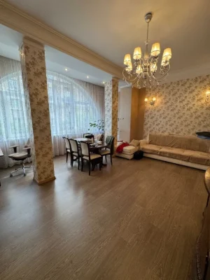 Продаж 5 кімнатної квартири по вул. Київська, 150 м.кв, укри